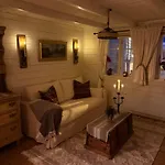 Unique 200-year Old Tiny House In Old Town Casa de Férias *