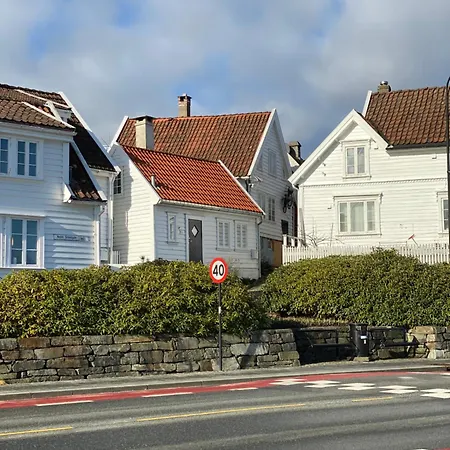 Сasa de vacaciones Unique 200-year Old Tiny House In Old Town Stavanger