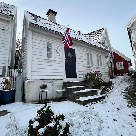 Unique 200-year Old Tiny House In Old Town Feriehus