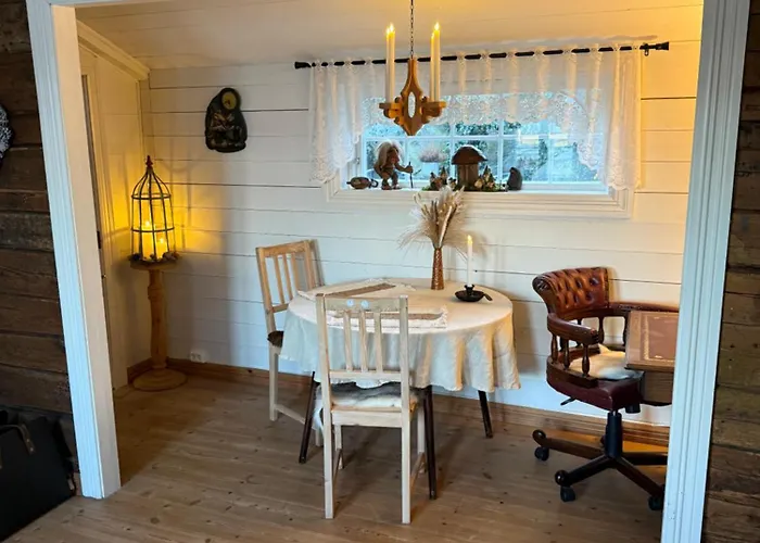 Unique 200-year Old Tiny House In Old Town בית נופש