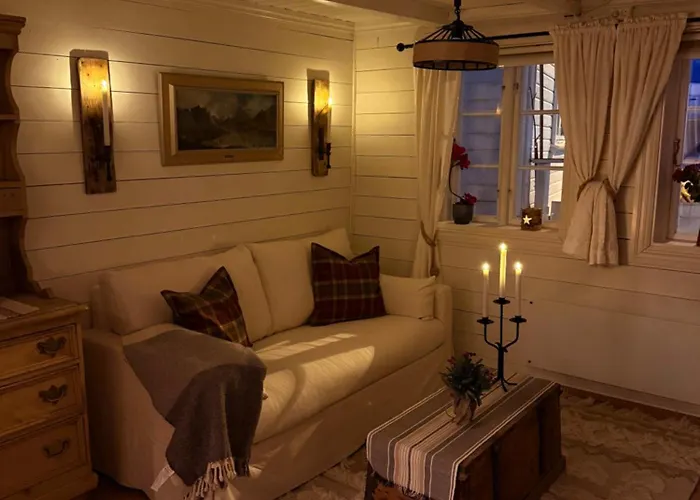 Unique 200-year Old Tiny House In Old Town בית נופש *