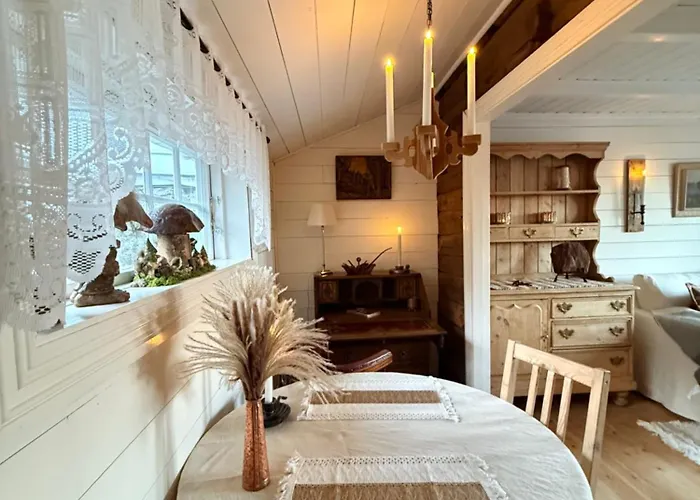 Unique 200-year Old Tiny House In Old Town בית נופש *