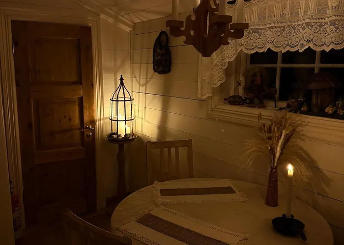 Unique 200-year Old Tiny House In Old Town בית נופש